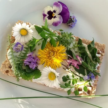 Brot mit bunten wilden Blüten dekoriert