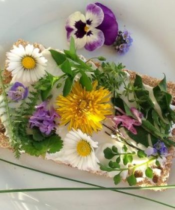 Brot mit bunten Wildblumen dekoriert