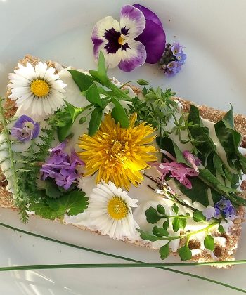 Brot mit bunten Wildblumen dekoriert